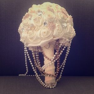 Brooch bouquet with pearls